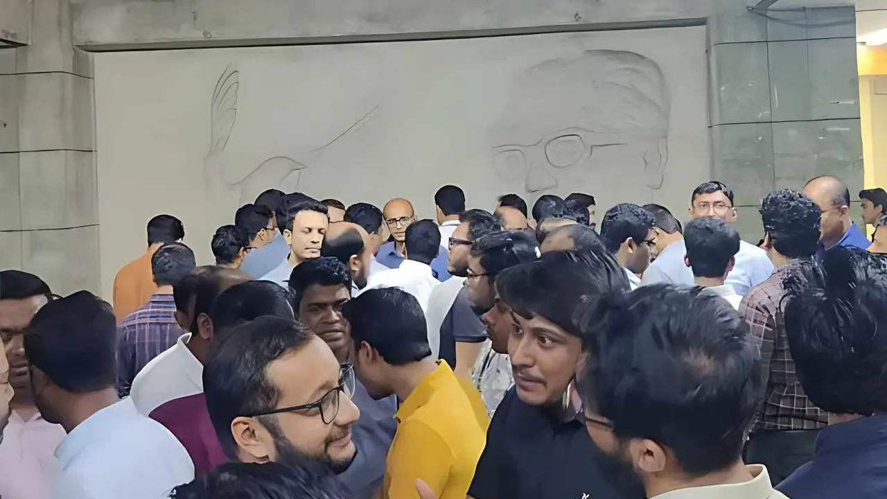 ভিসিপন্থিদের মারধর : বিএসএমএমইউয়ে সভা-সমাবেশ নিষিদ্ধ