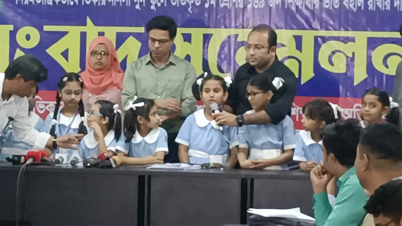 ‘হঠাৎ স্কুলে যেতে না পেরে বাচ্চারা ট্রমাটাইজ হয়ে যাচ্ছে’