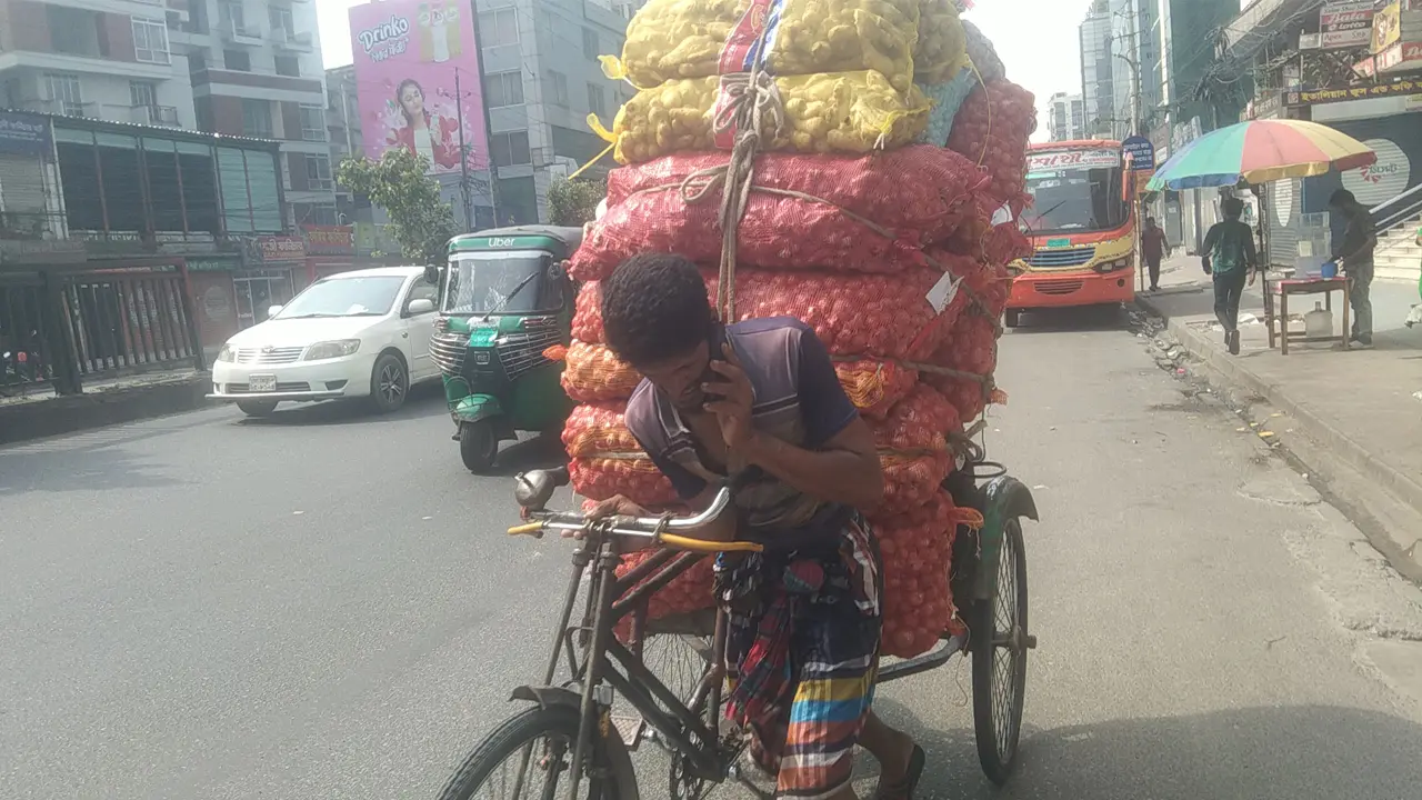 পেটের দায় ‘দিবস’ বোঝে না
