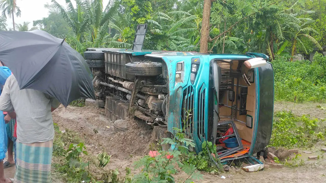 যশোরে বাস উল্টে ও ট্রাকচাপায় নিহত ৩
