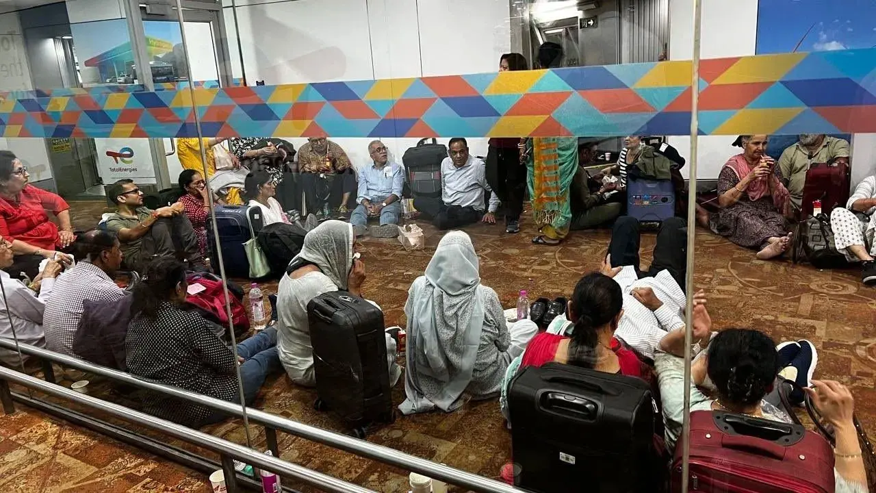 এয়ার ইন্ডিয়ার ফ্লাইট ২০ ঘণ্টা বিলম্ব, এসি না থাকায় অজ্ঞান কয়েকজন