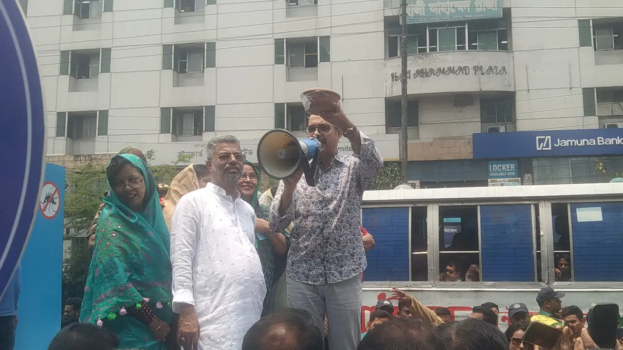 মেয়রের হাঁকডাক—চিপসের প্যাকেট ১ টাকা, ডাবের খোসা ২ টাকা