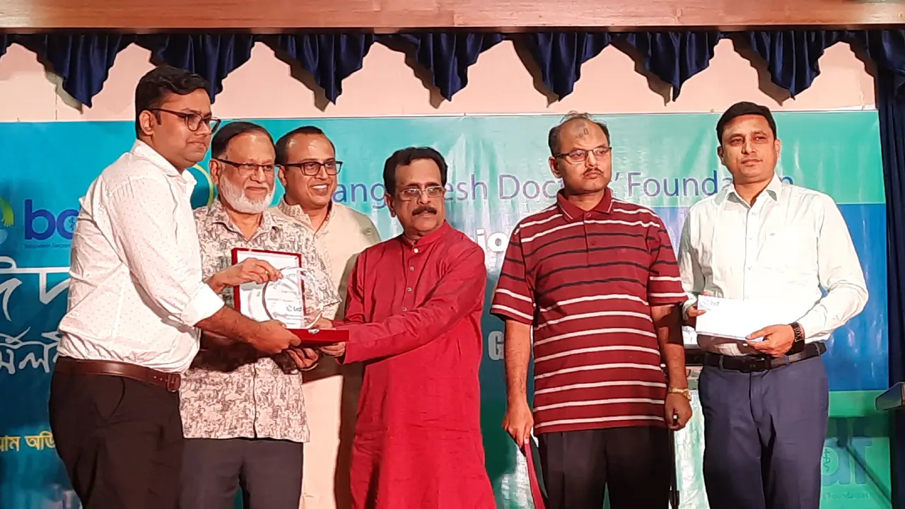 বিডিএফ মিডিয়া অ্যাওয়ার্ড পেলেন ঢাকা পোস্টের তানভীর