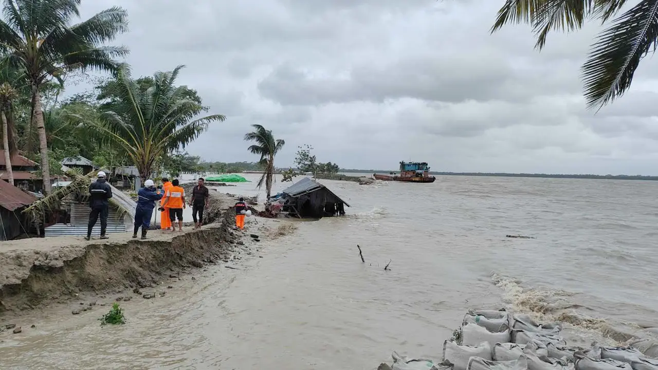 ঘূর্ণিঝড় রেমাল : বরগুনায় বাঁধ ভেঙে ৫ গ্রাম প্লাবিত 