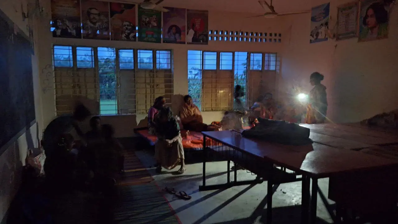 ঘূর্ণিঝড় রেমাল : আশ্রয়কেন্দ্রে আলো না থাকায় বিপাকে দুর্গতরা