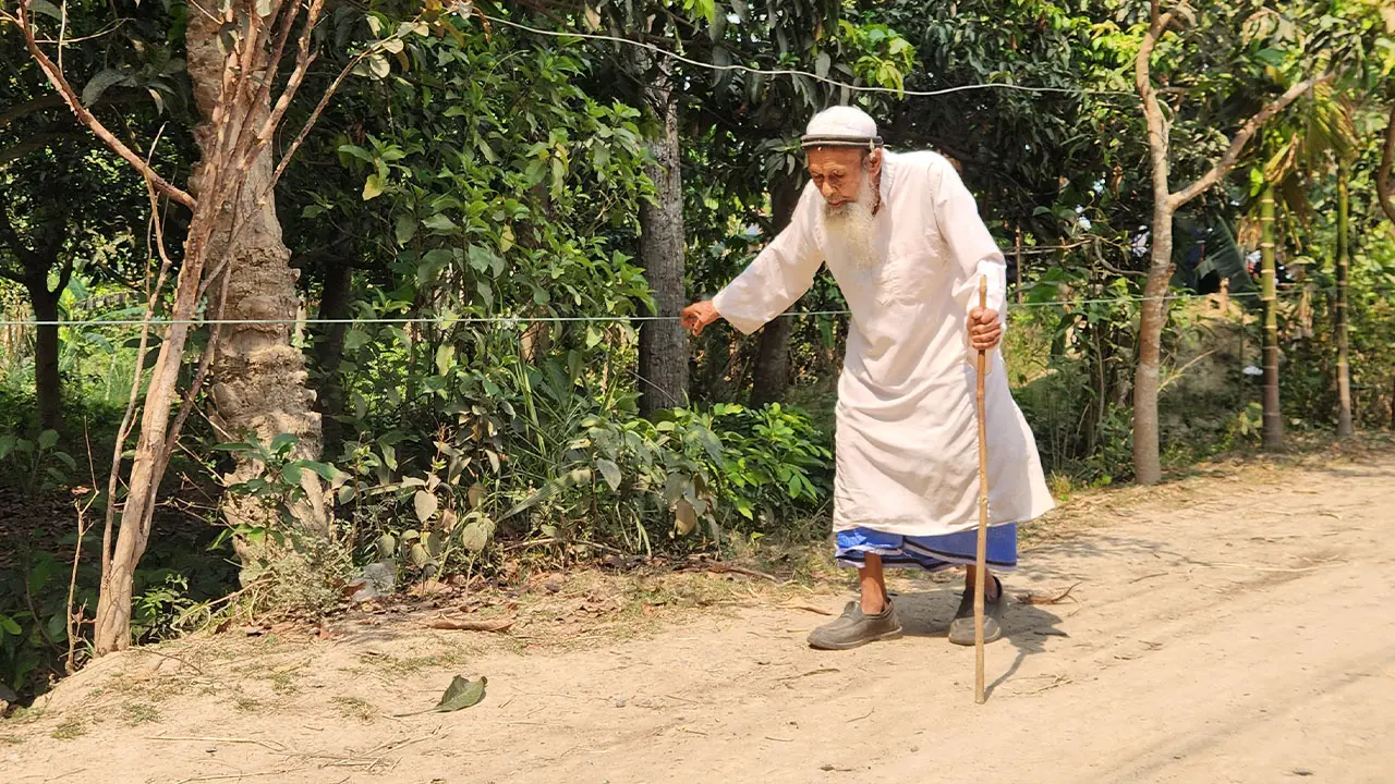 শতবর্ষী অন্ধ মুয়াজ্জিনের মসজিদে যাওয়ার অবলম্বন বাঁশ ও দড়ি