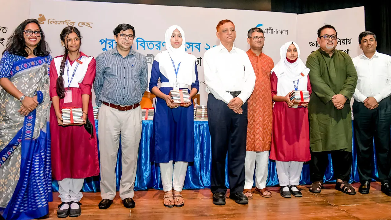 বই পড়ে পুরস্কার পেল ৩ হাজার শিক্ষার্থী