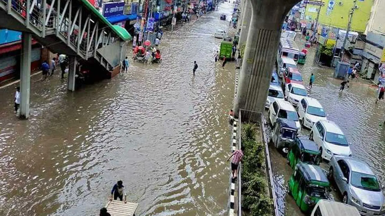 সকালের বৃষ্টিতে ঢাকার বিভিন্ন সড়কে জলাবদ্ধতা