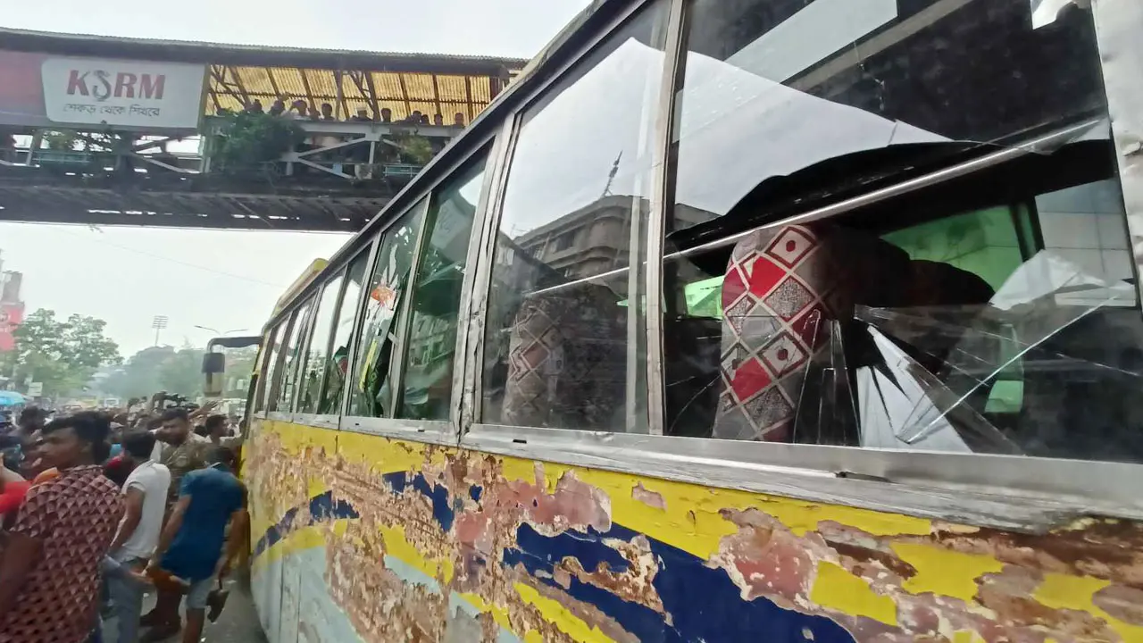 মিরপুরে অটোরিকশা চালকদের অবরোধে ৩ বাস ভাঙচুর