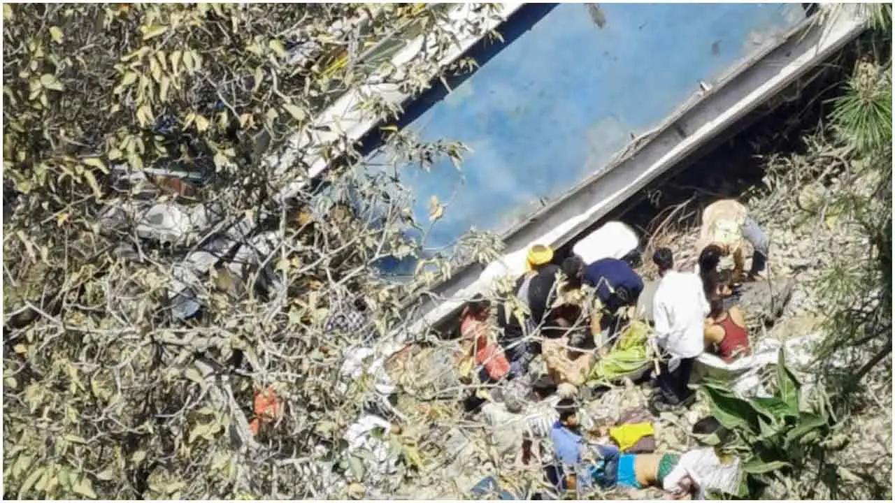 জম্মুতে মহাসড়ক থেকে ছিটকে ২০০ মিটার গভীর খাদে বাস, নিহত ২১