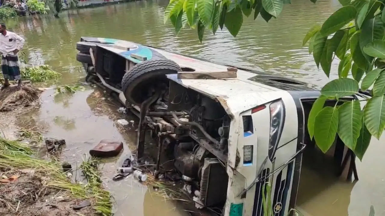 ভাঙা সড়ক, ৩৭ যাত্রী নিয়ে পুকুরে পড়ল বাস
