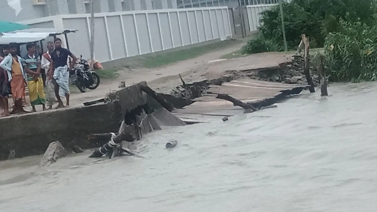 রেমালের প্রভাবে তলিয়ে গেল নিঝুম দ্বীপের কাঠের সেতু