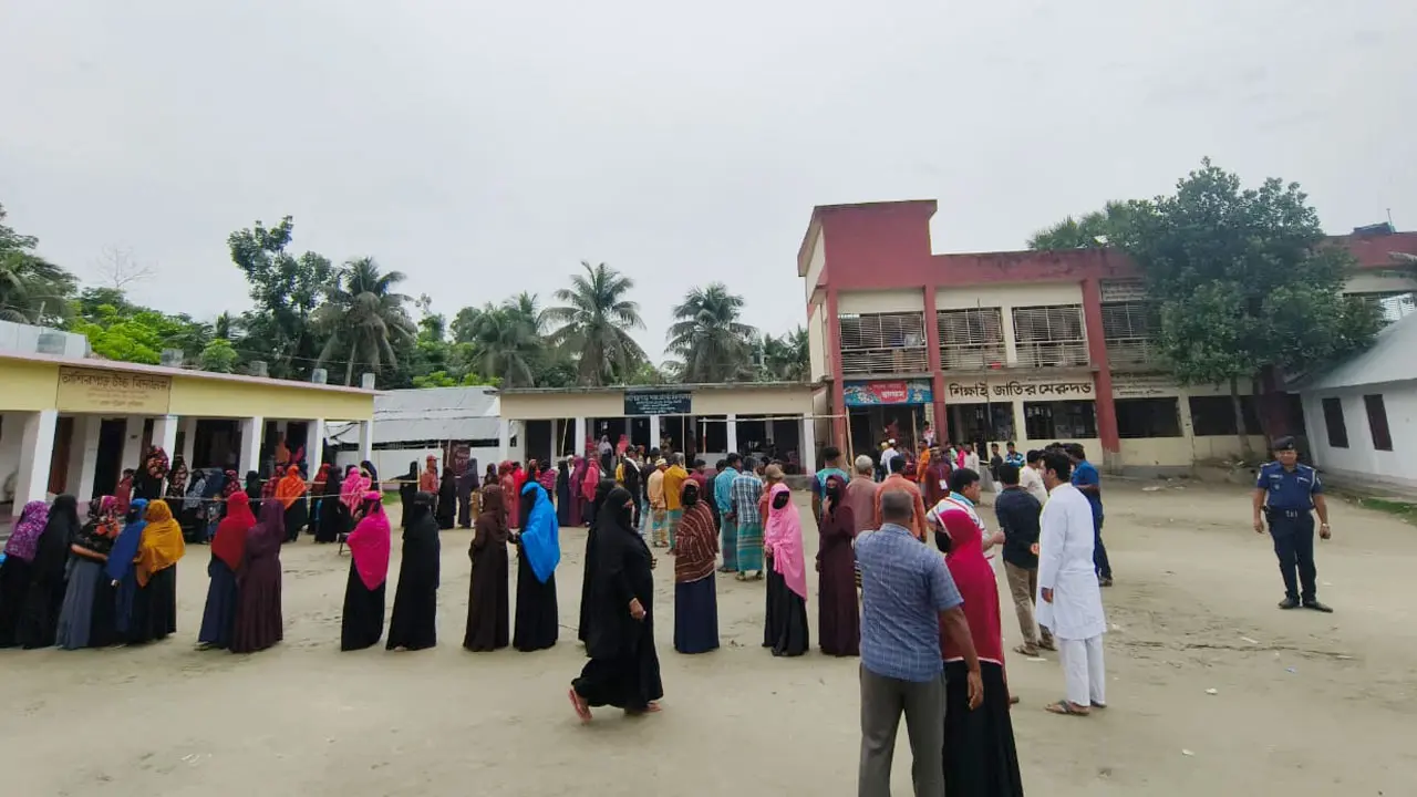 মনোহরগঞ্জে শান্তিপূর্ণভাবে চলছে ভোটগ্রহণ