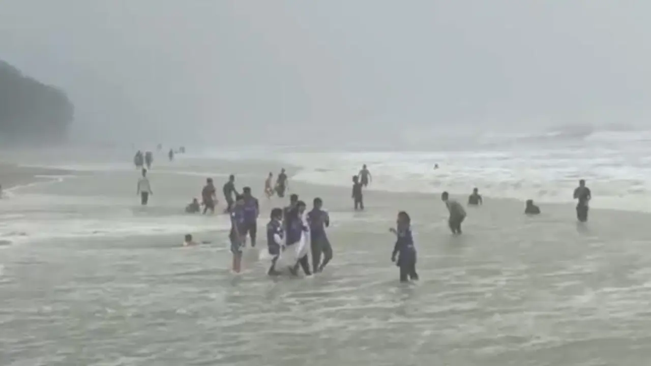 রেমালে উত্তাল সাগর, গোসল করছেন পর্যটকেরা
