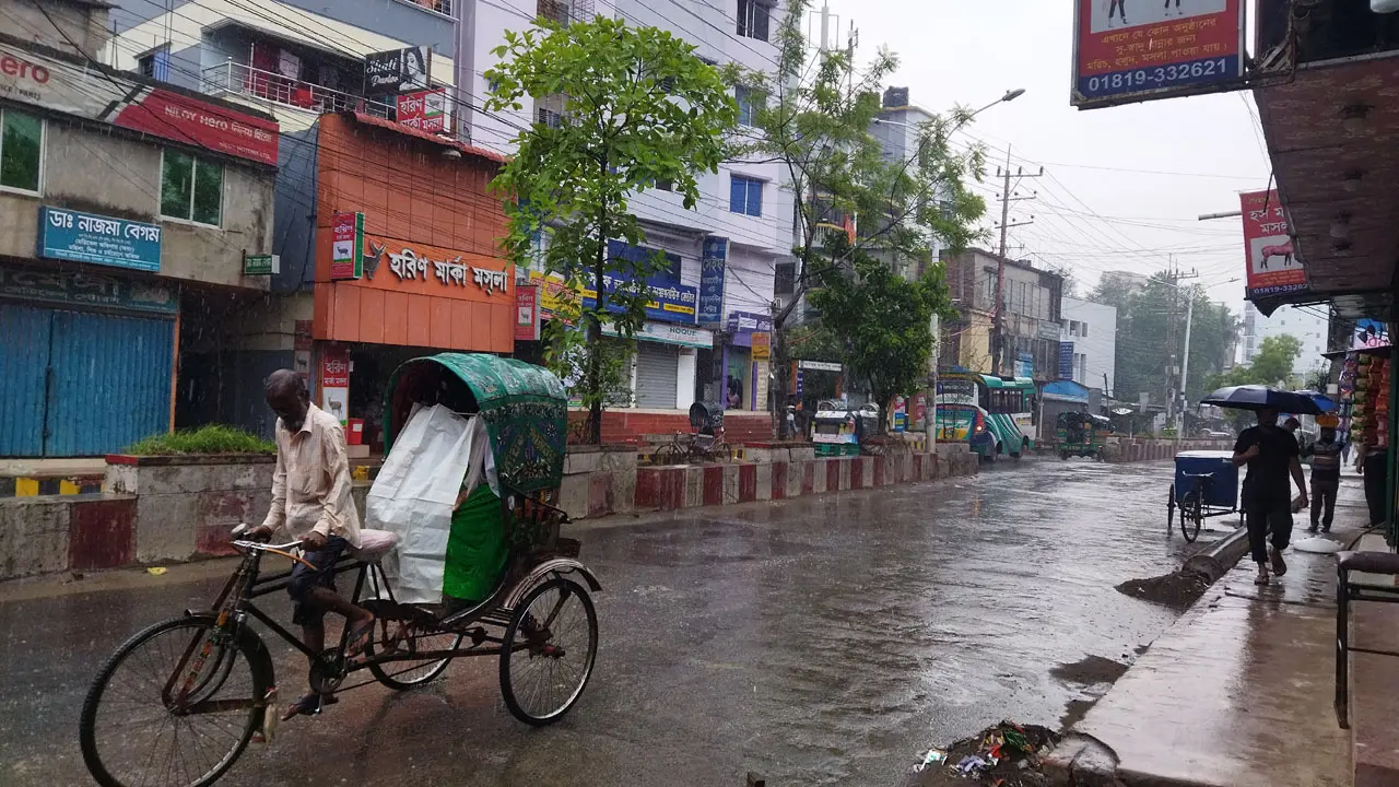 চট্টগ্রামে দেখা মিলল স্বস্তির বৃষ্টির