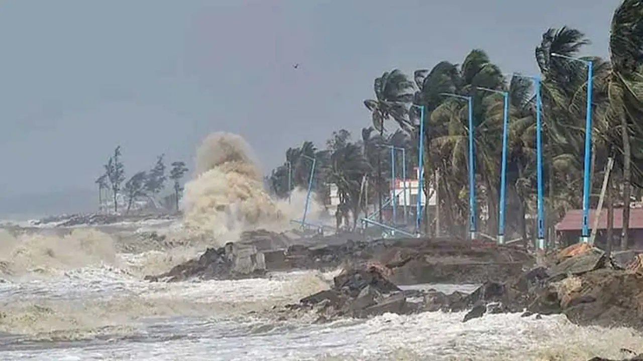 ১২ ফুট উচ্চতায় জলোচ্ছ্বাস ও ভূমিধসের আশঙ্কা