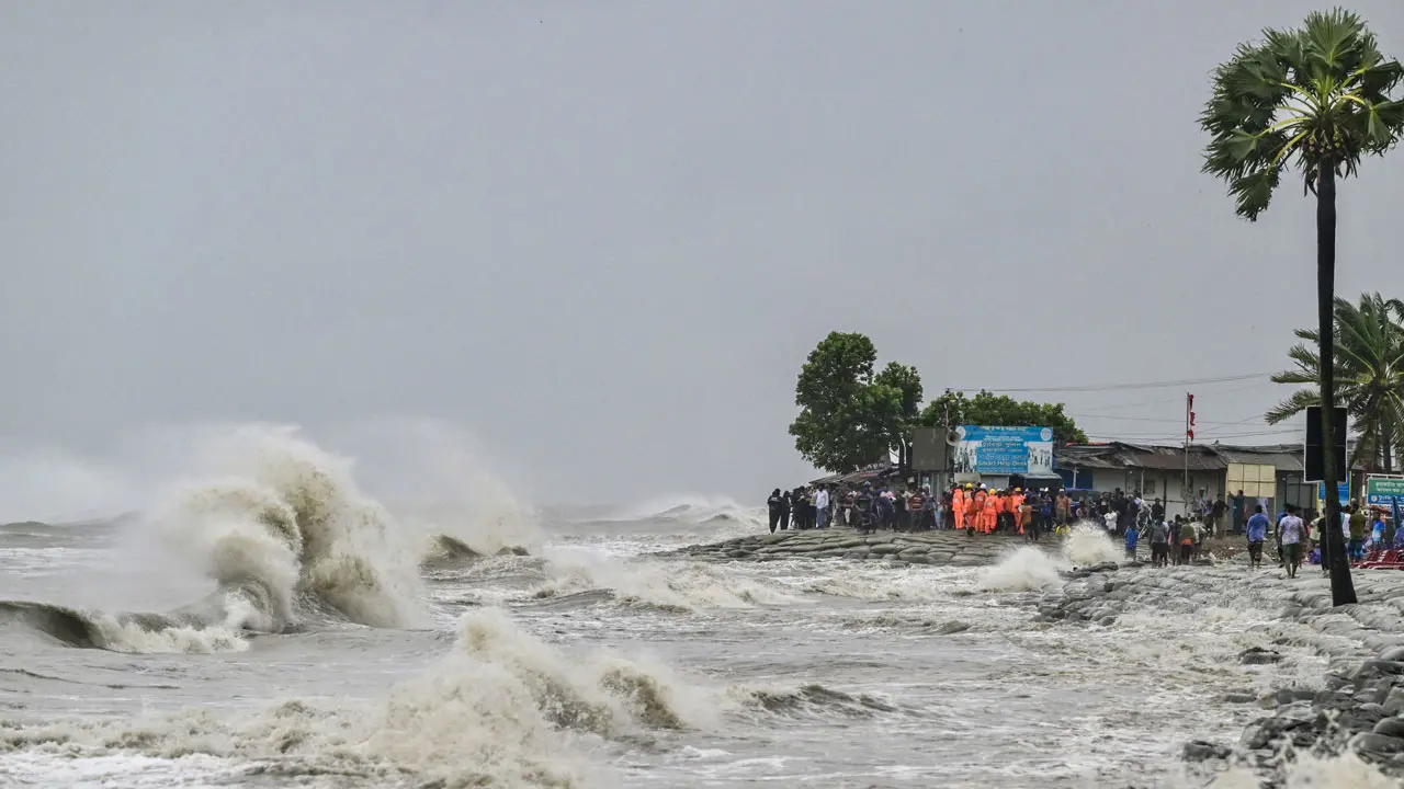 উপকূলের আরো কাছে ঘূর্ণিঝড় ‘রেমাল’, সাগর উত্তাল