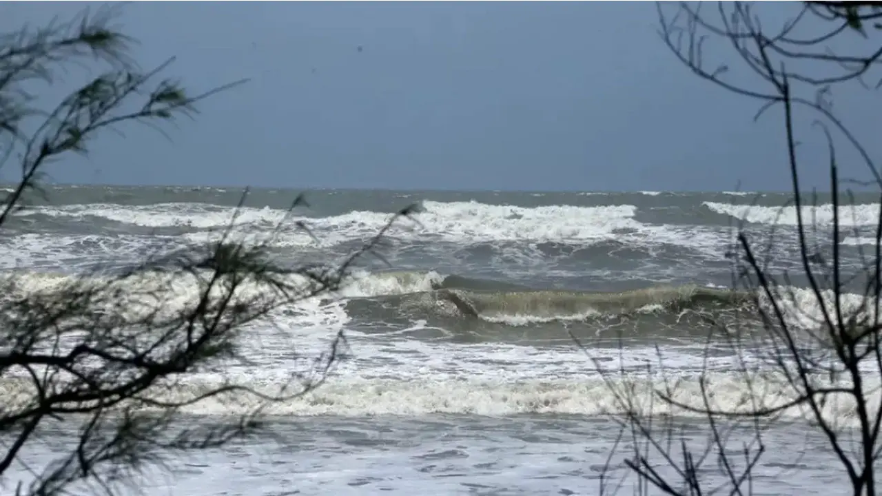 শক্তি বাড়াচ্ছে নিম্নচাপ, ঘূর্ণিঝড় হয়ে আঘাত হানতে পারে যেসব জেলায়