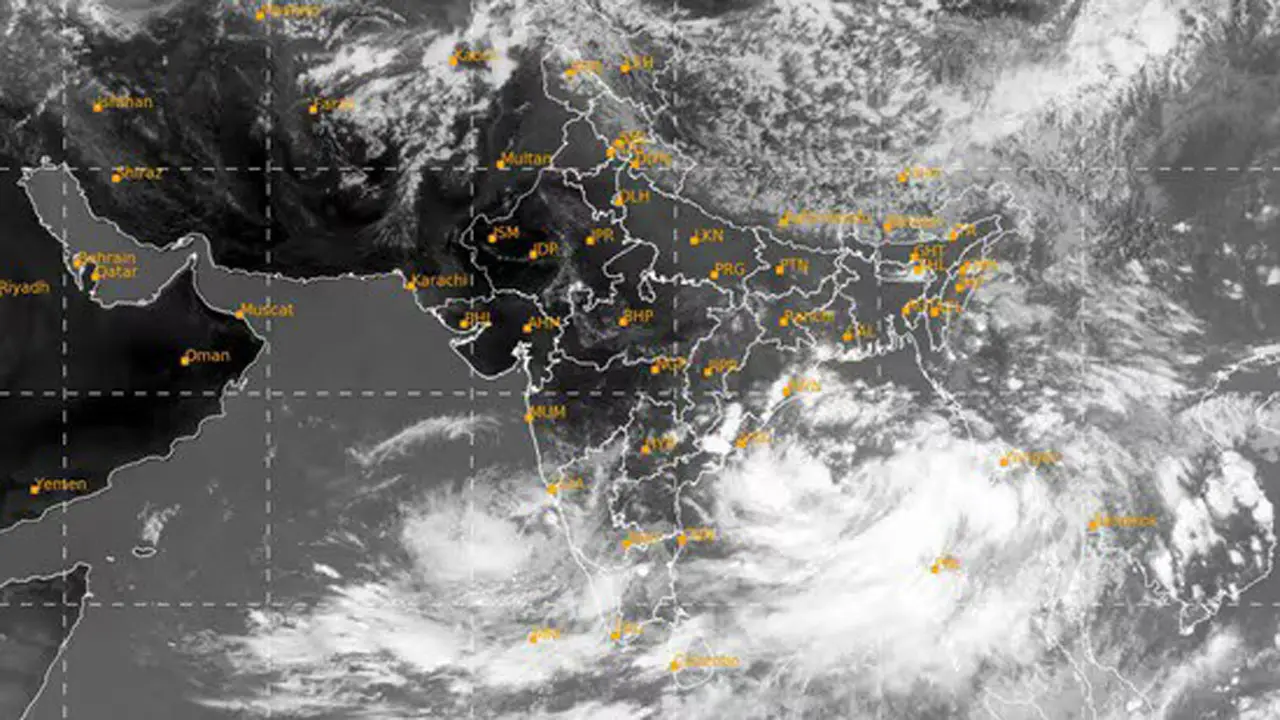 ধেয়ে আসছে ঘূর্ণিঝড় রেমাল, ভারতের চার রাজ্যে রেড অ্যালার্ট জারি