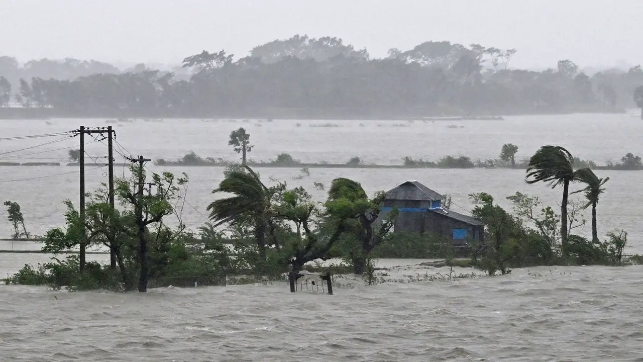 কমছে রেমালের প্রভাব, সর্বোচ্চ গতিবেগ ছিল পটুয়াখালীতে