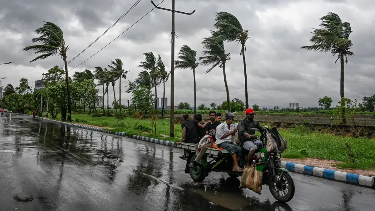 আজ সকালেই দুর্বল হয়ে যাবে ‘ঘূর্ণিঝড় রেমাল’