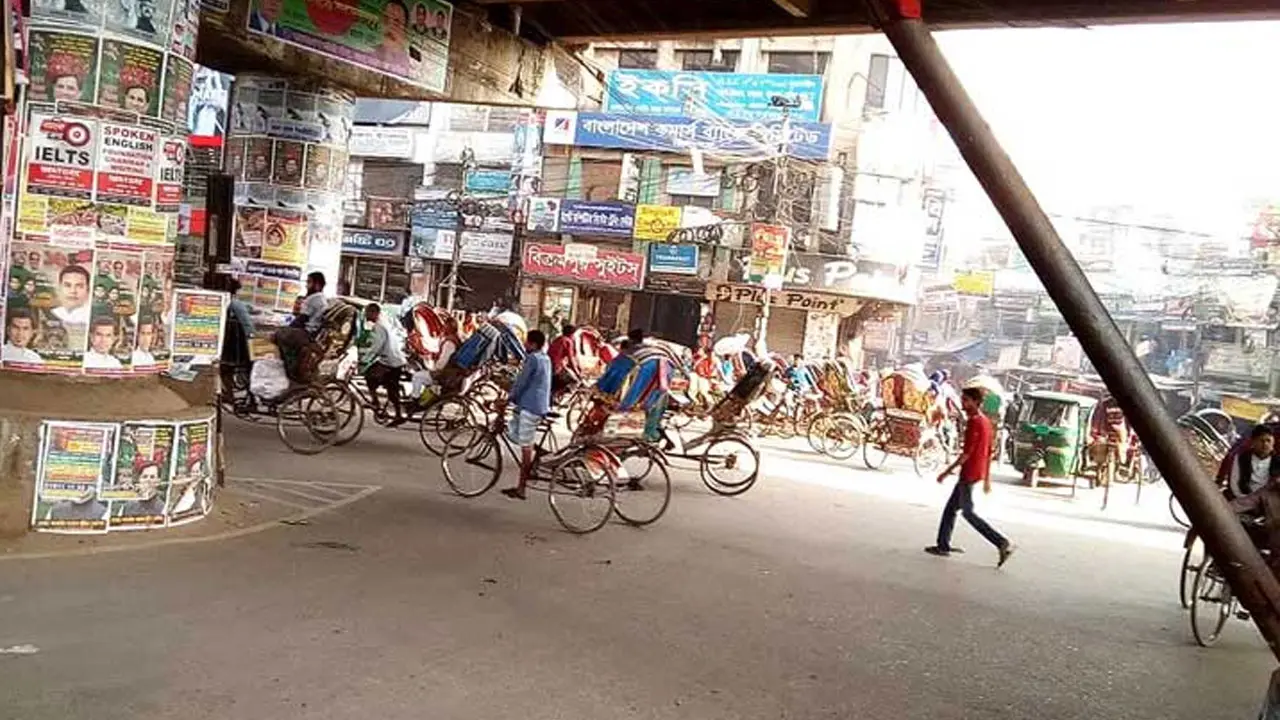 মোবাইলে কথা বলতে বলতে রেললাইন পারাপার, অতঃপর...