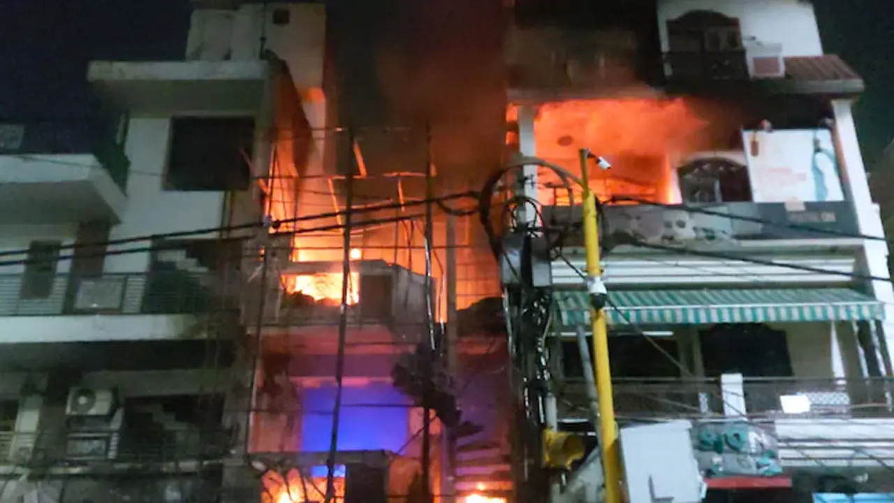 মধ্যরাতে শিশু হাসপাতালে ভয়াবহ আগুন, ৭ নবজাতকের মর্মান্তিক মৃত্যু