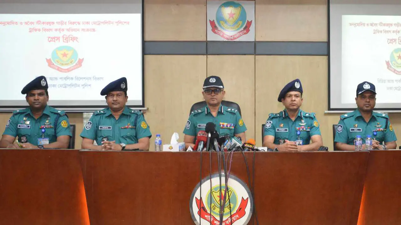 অননুমোদিত স্টিকারে ৩৬৩ গাড়িতে মামলা
