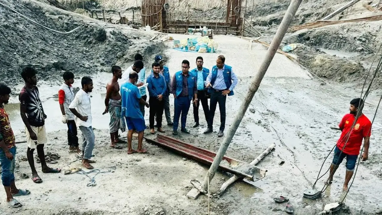 দুদকের অভিযানে ধরা, আসামি পাউবোর ২ কর্মকর্তা