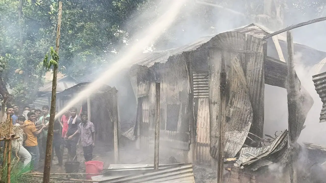 গাজীপুরে আগুনে পুড়ল ১৮টি বসতঘর