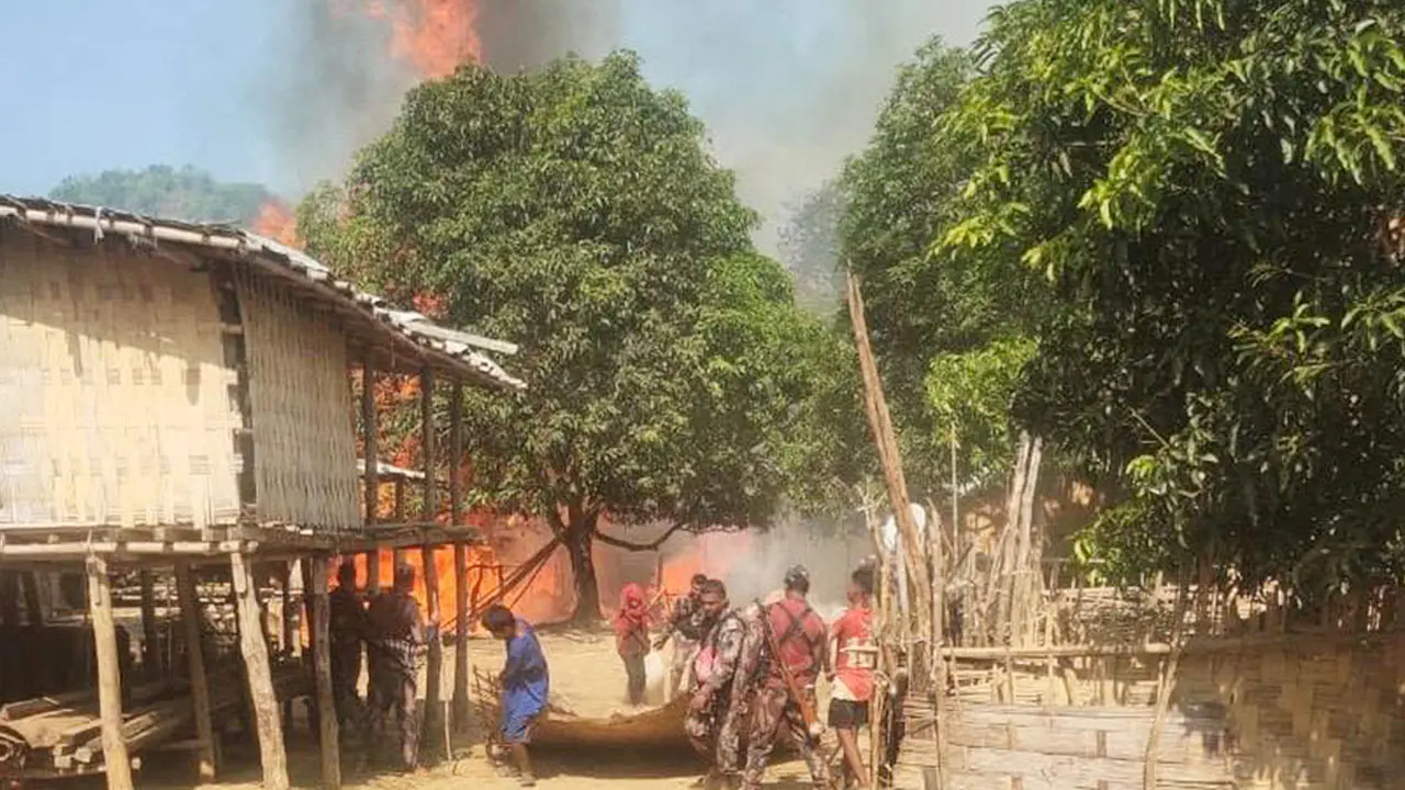 বান্দরবানে আগুনে পুড়ল আবাসিক হোটেলসহ ১১টি ঘর