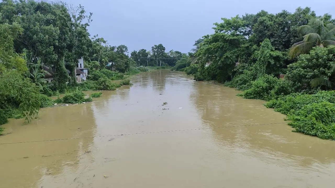 বিপৎসীমার ওপরে মুহুরী নদীর পানি