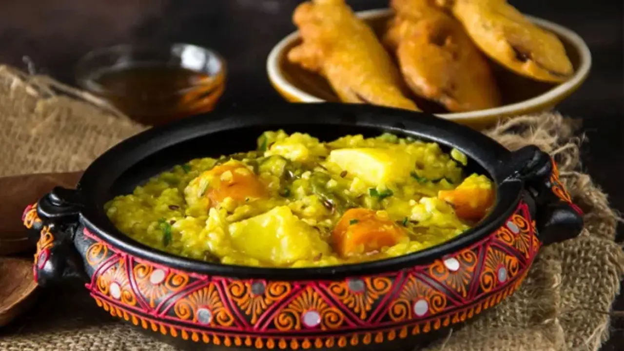 বৃষ্টি বিলাসে খেতে পারেন যেসব খাবার