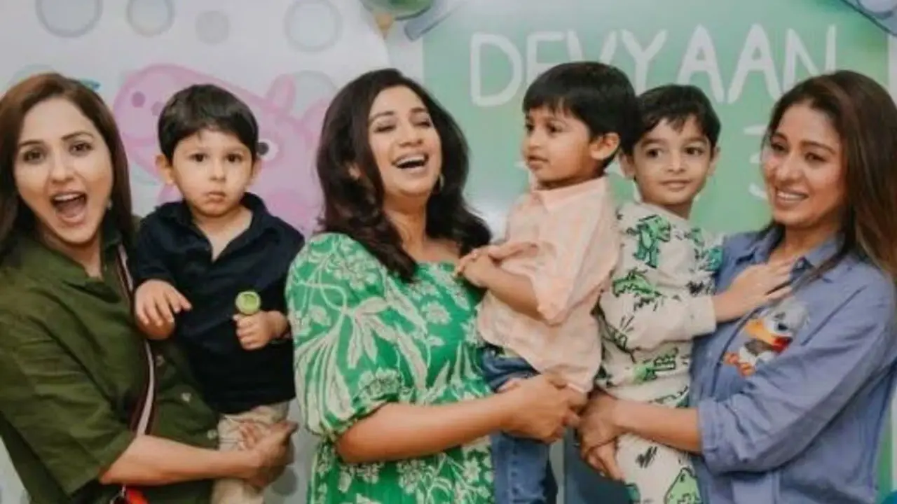 ছেলেদের কোলে নিয়ে পার্টিতে শ্রেয়া-সুনিধি-নীতি