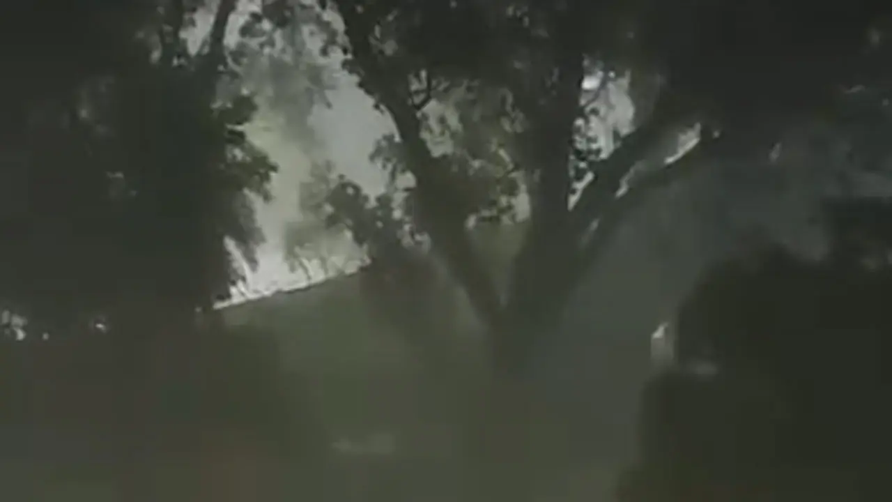 ঝড়ে কাকরাইলে ভেঙে পড়েছে গাছ, মোহাম্মদপুরে দেয়াল ধস