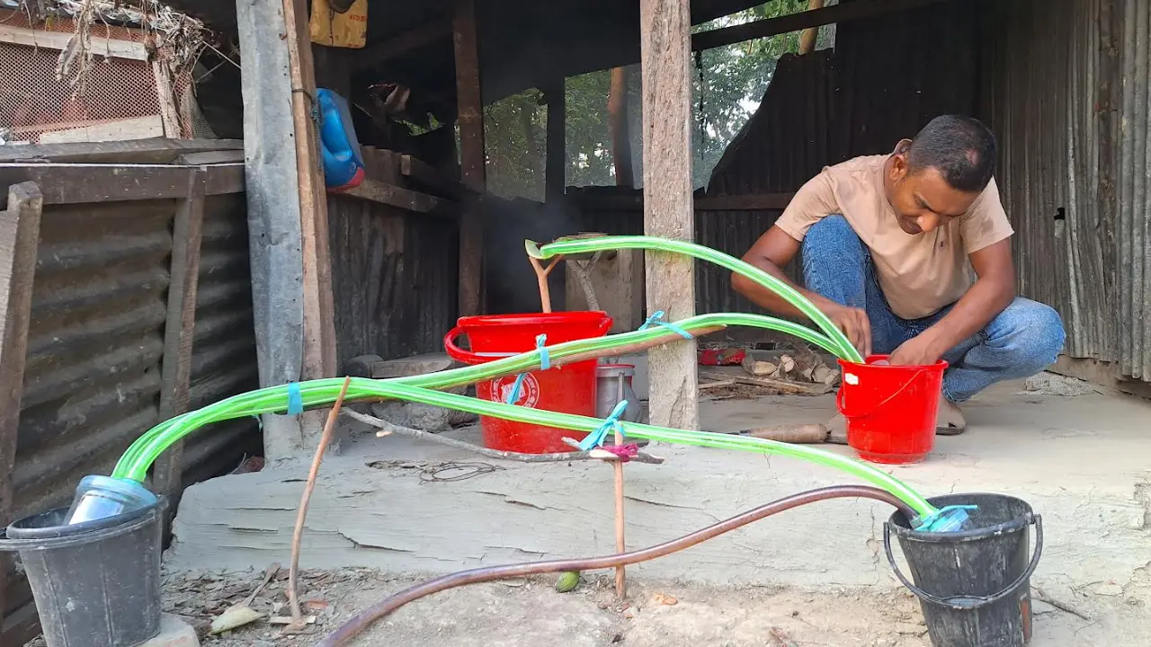 পলিথিন পুড়িয়ে জ্বালানি তেল তৈরি করেন ট্রাকচালক আনোয়ার