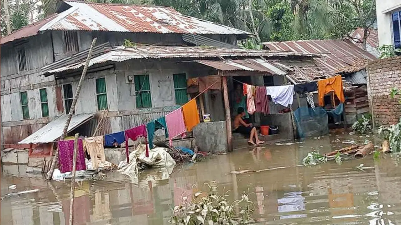 ঝালকাঠির নিম্নাঞ্চল প্লাবিত, সাপ আতঙ্কে মানুষ