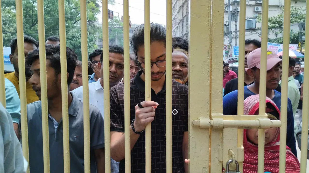 গুচ্ছ ভর্তি পরীক্ষা : পাঁচ মিনিটেই স্বপ্নভঙ্গ দুই পরীক্ষার্থীর