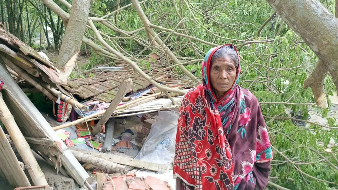 ‘বুড়ো বয়সে জোন খাইটে ঘরডা করিলাম, ঝড়ে গাছ পড়ে সব শেষ’