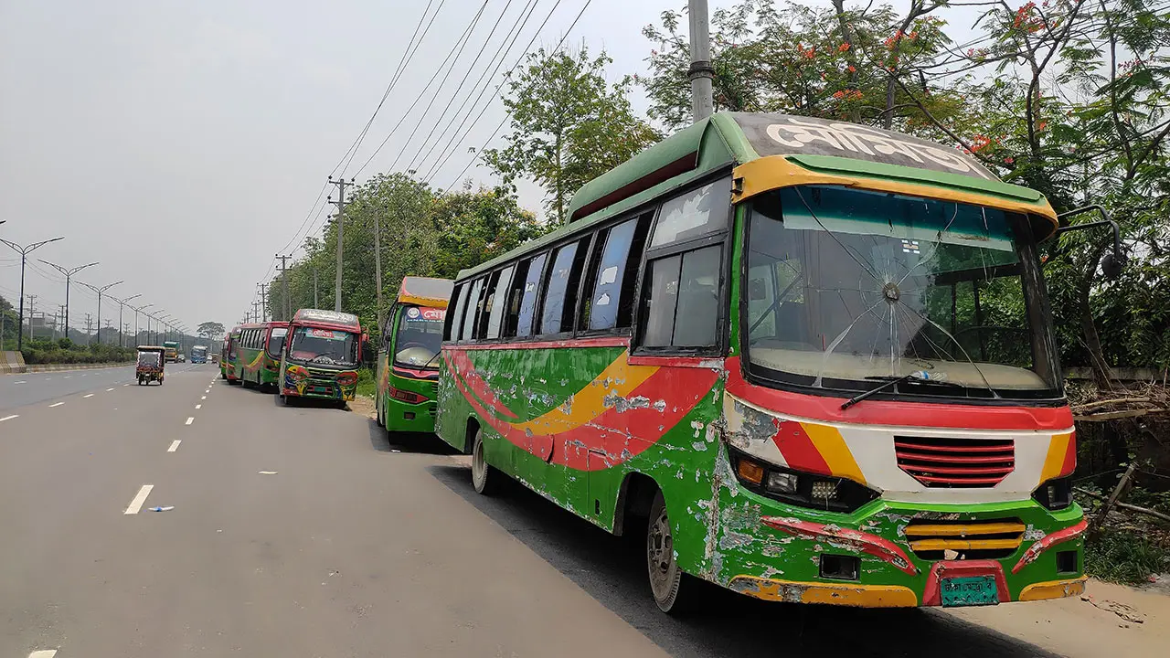 জাবি ছাত্রীকে হেনস্তা, মৌমিতার ১৭টি বাস আটকে রেখেছে শিক্ষার্থীরা