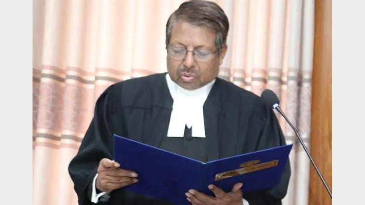 বেতনভোগীদের শত কোটি টাকার মালিক হওয়া রোধ করতে হবে : বিচারপতি