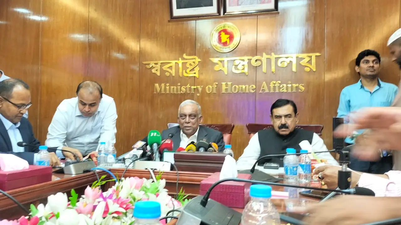 ঈদের আগেই পোশাক কর্মীদের বেতন-বোনাস দিতে হবে : স্বরাষ্ট্রমন্ত্রী