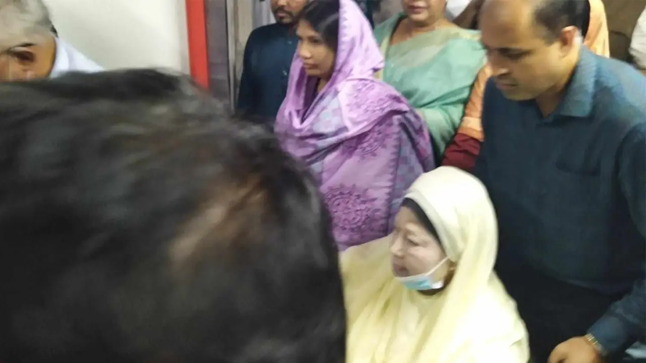 বেগম খালেদা জিয়া হাসপাতালে ভর্তি
