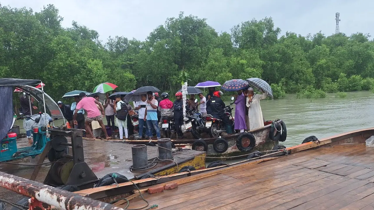বরগুনায় ১০ নম্বর মহাবিপদ সংকেতে ঝুঁকি নিয়ে খেয়া পারাপার