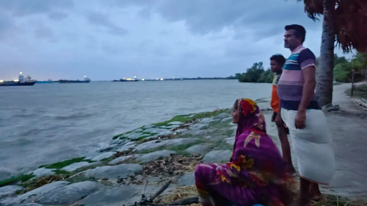 ‘ঝড় দেখলে ভয় লাগে, ঘর ভাঙলে থাকব কোথায়’