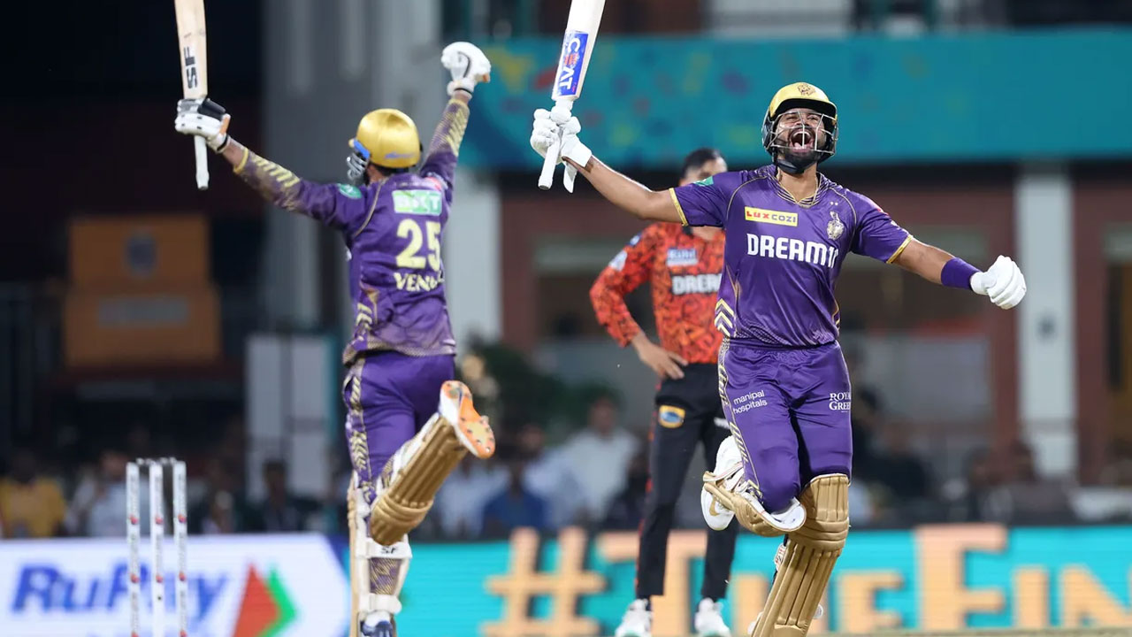 ১০ বছরের অপেক্ষা শেষে চ্যাম্পিয়ন কলকাতা 