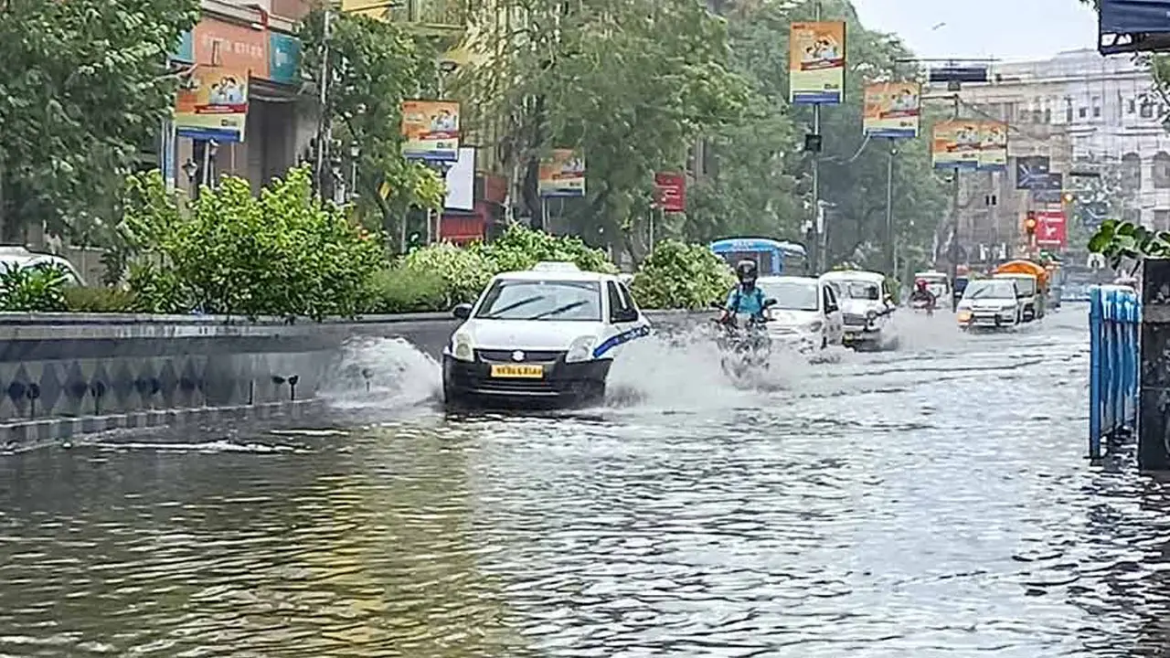 ঘূর্ণিঝড় রেমাল: রাতভর বৃষ্টিতে কলকাতার রাস্তায় হাঁটুপানি