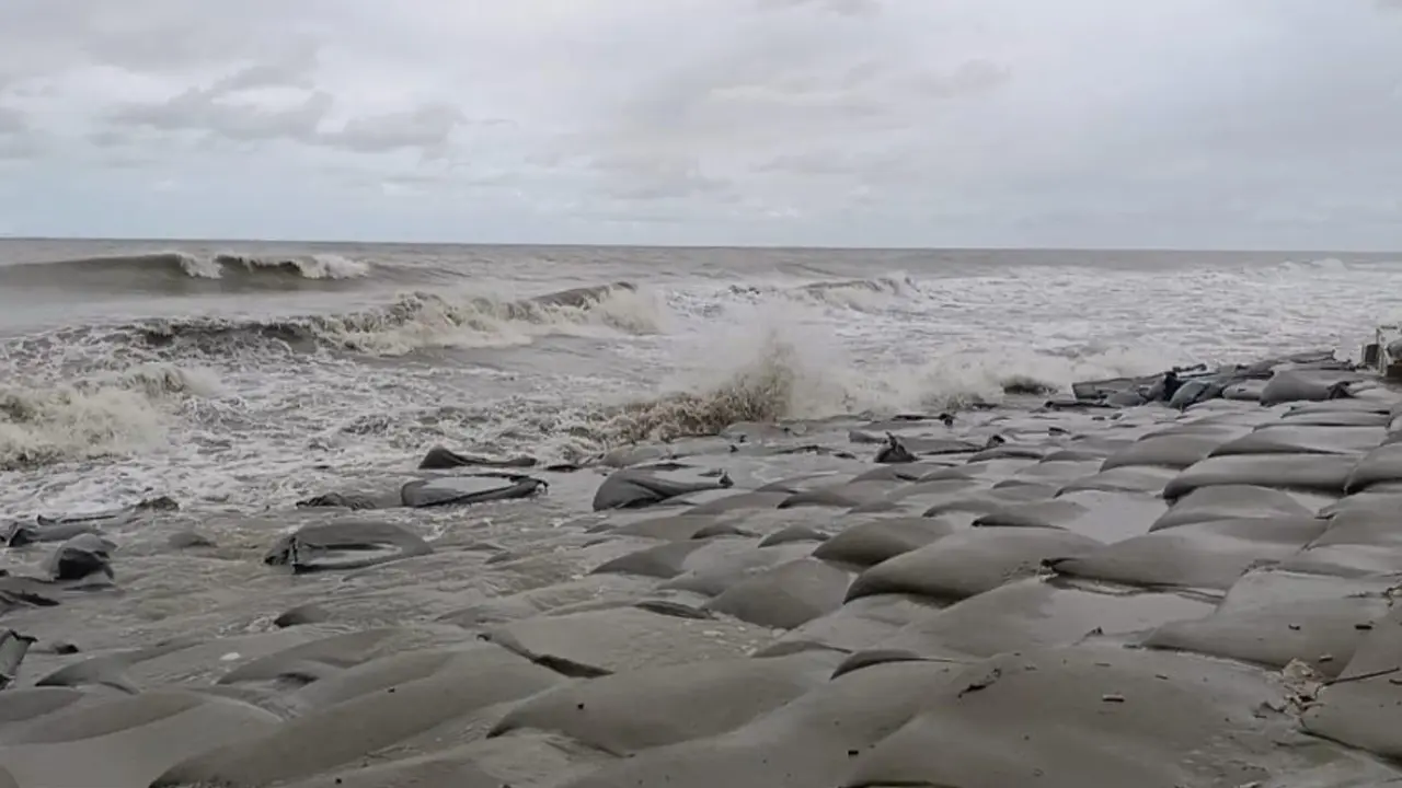 প্রতি মুহূর্তে বদলে যাচ্ছে উপকূলের আবহাওয়া