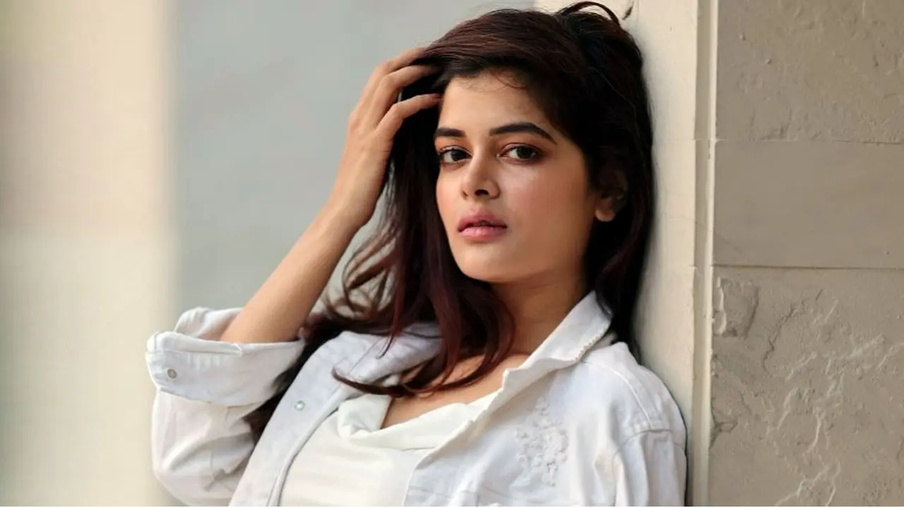 বাংলা ছাড়ছেন মধুমিতা! ‘পাখি’র চোখ কোথায়?