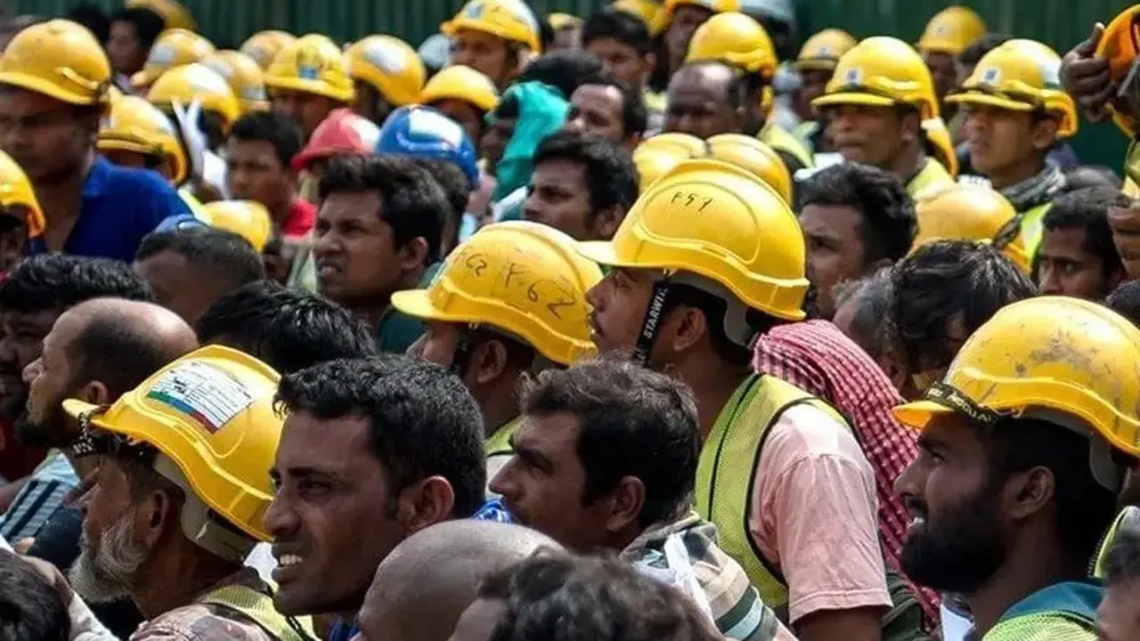 হঠাৎ মালয়েশিয়ার বিমানবন্দরে শ্রমিকদের ঢল